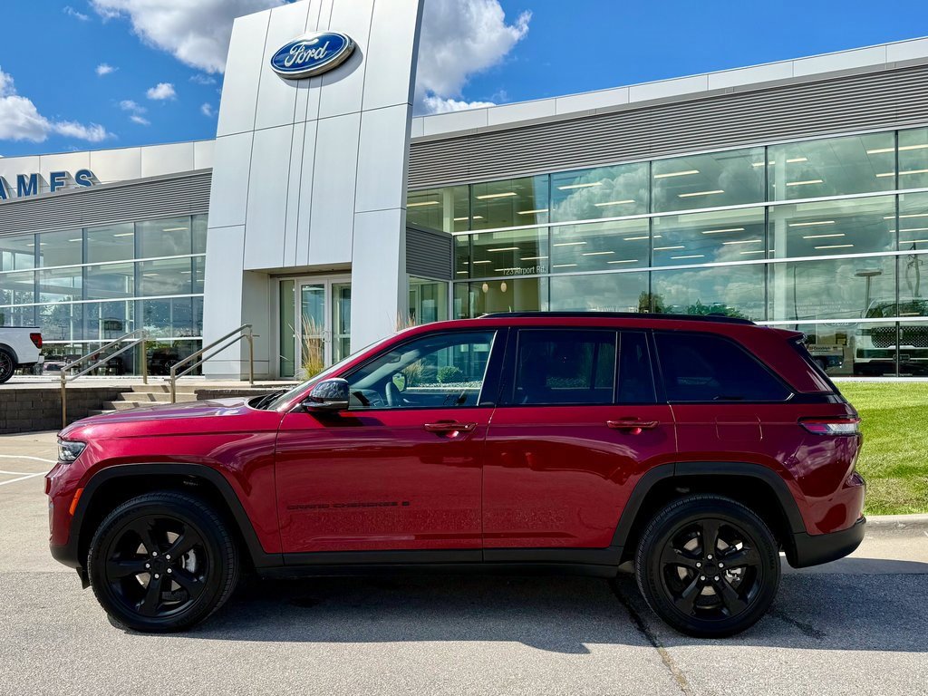 Used 2023 Jeep Grand Cherokee Altitude image 2