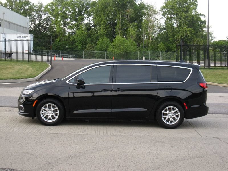 Used 2025 Chrysler Pacifica Select FWD image 6
