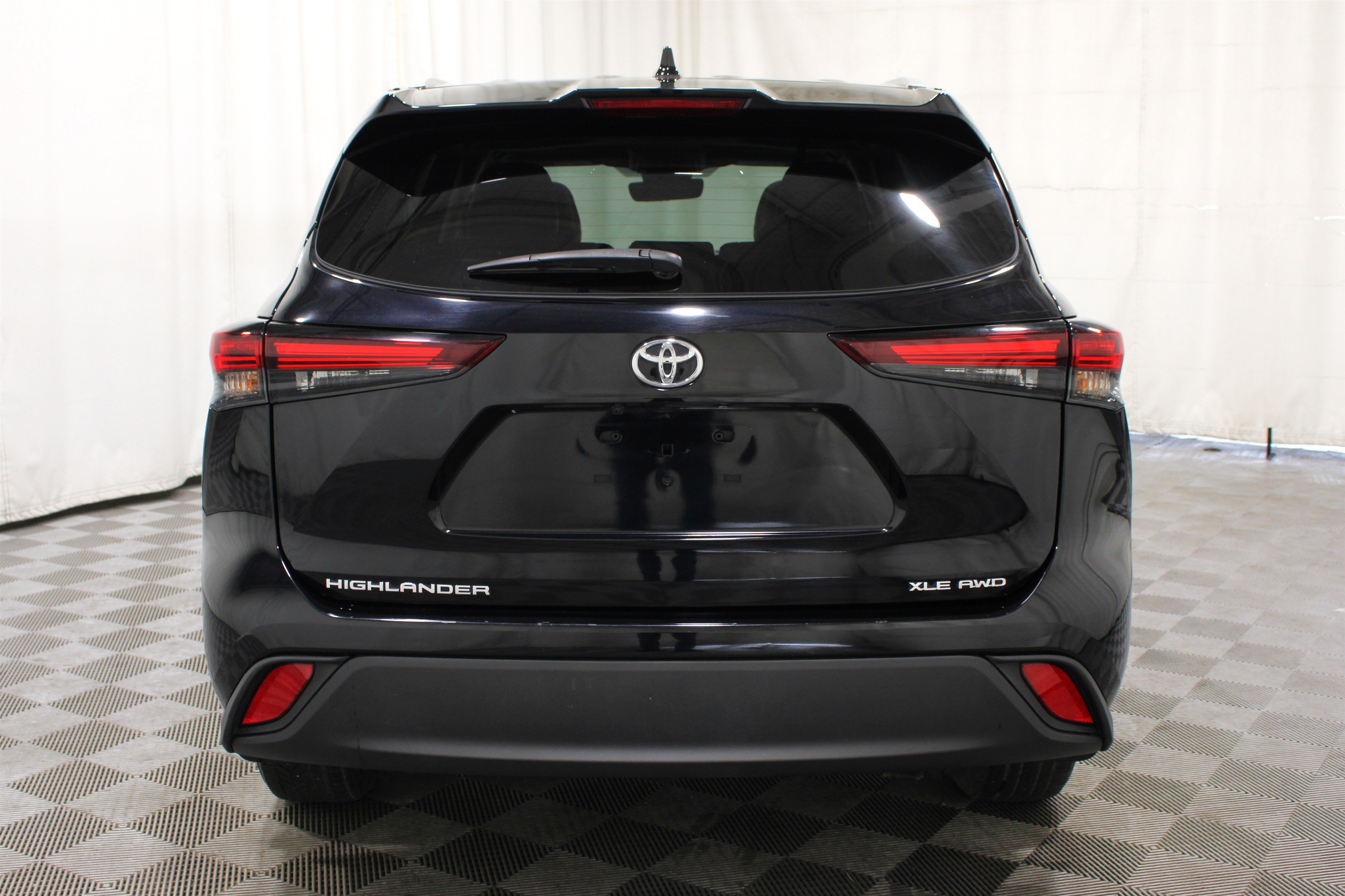 Used 2024 Toyota Highlander XLE AWD/4WD image 32