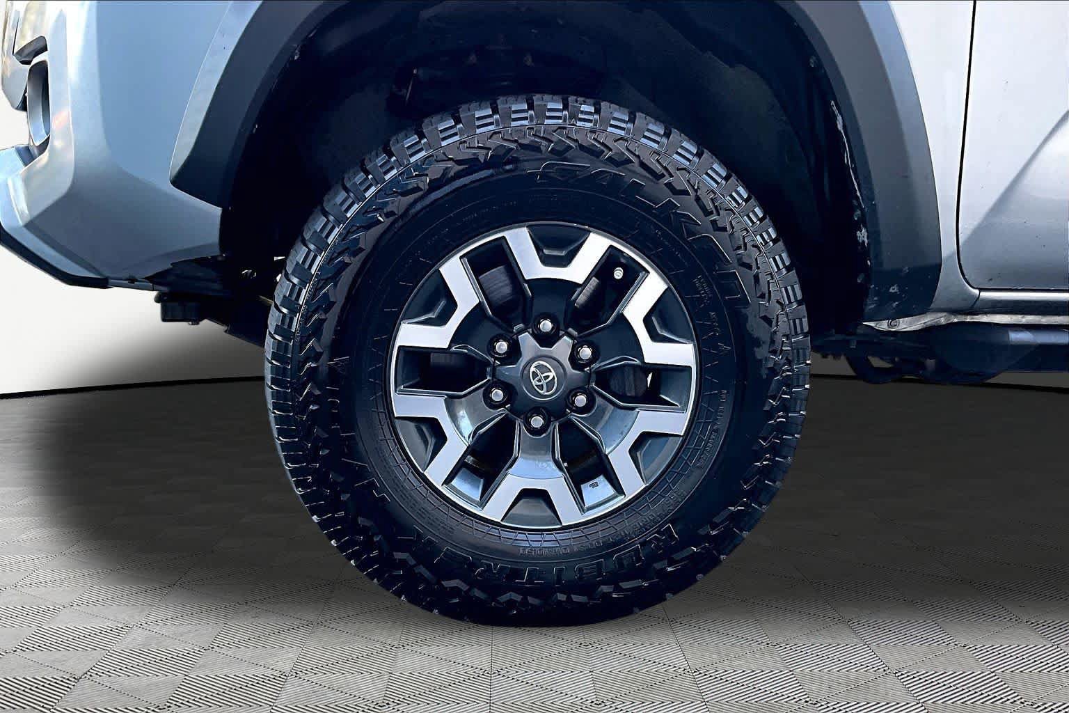 Used 2023 Toyota Tacoma TRD Off-Road w/ Black Out Package (TMS) AWD/4WD image 11