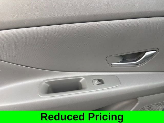 Used 2023 Hyundai Elantra SEL image 31