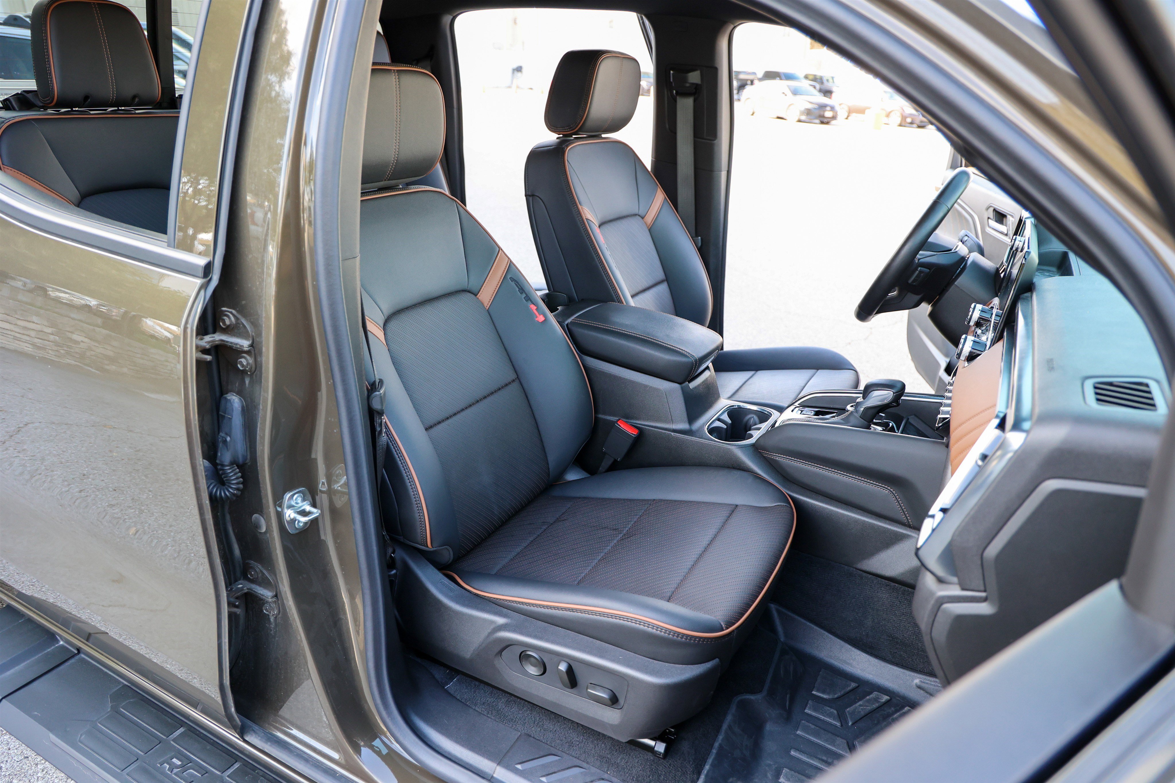 Used 2025 GMC Canyon AT4 w/ AT4 Premium Package image 47