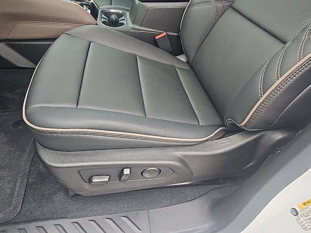 Certified 2025 GMC Canyon Denali image 11