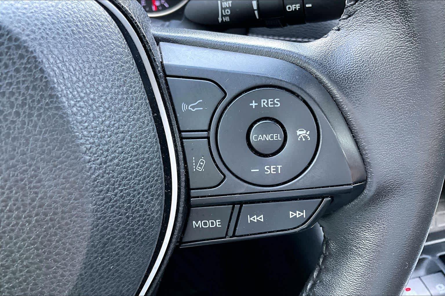Used 2022 Toyota RAV4 XLE Premium image 22