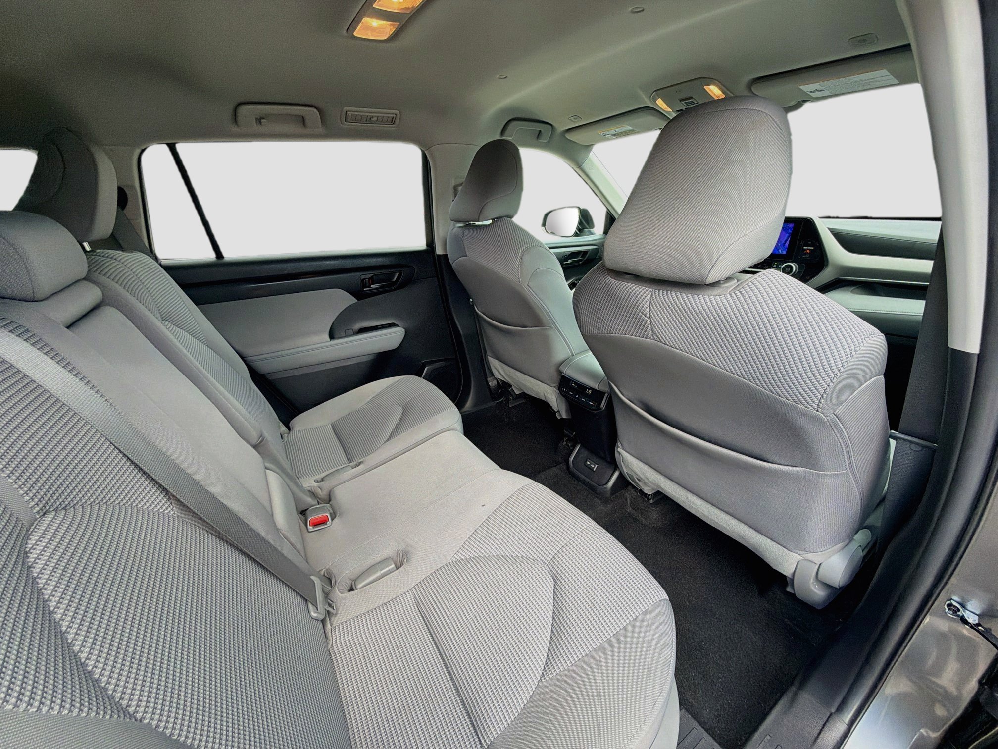 Used 2023 Toyota Highlander LE FWD image 29