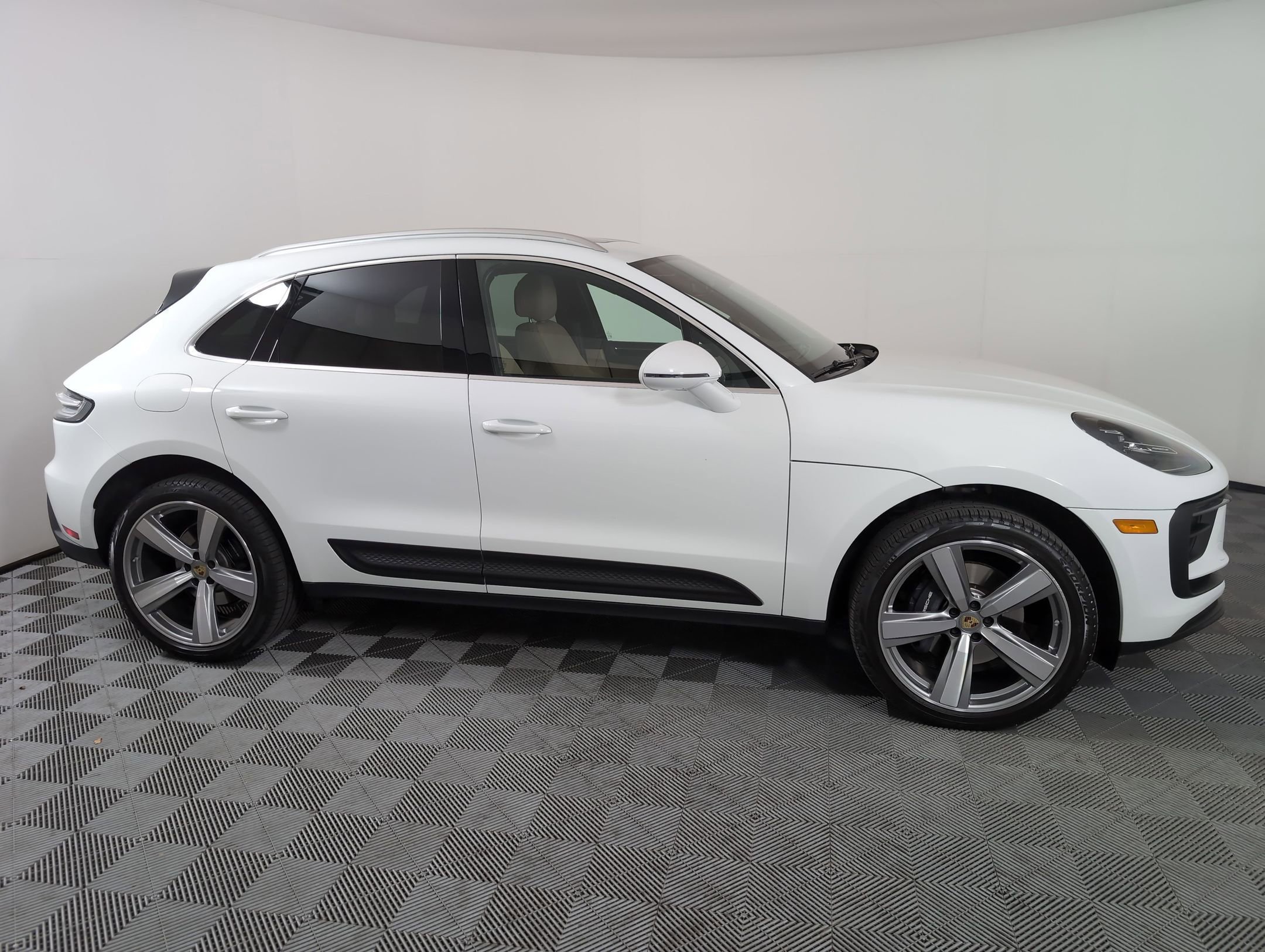Certified 2025 Porsche Macan image 9