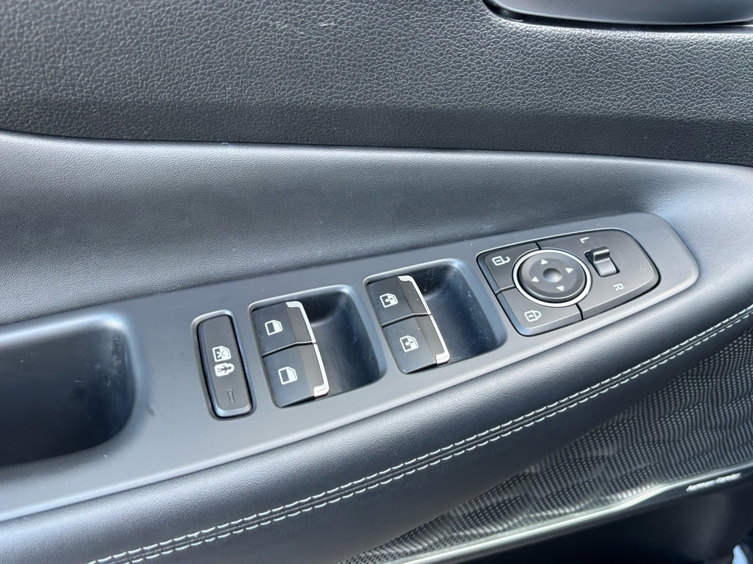 Used 2023 Hyundai Santa Fe SEL w/ Premium Package image 12