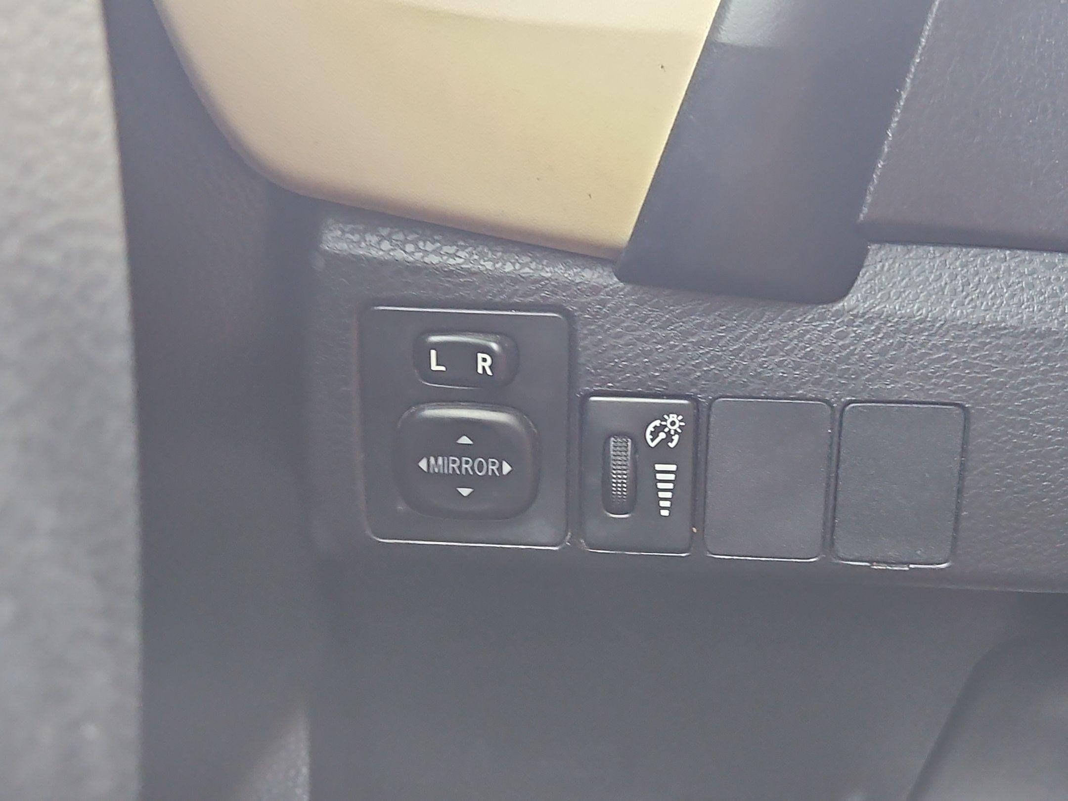 Used 2018 Toyota Corolla LE w/ Carpet Mat Package (TMS) FWD image 21