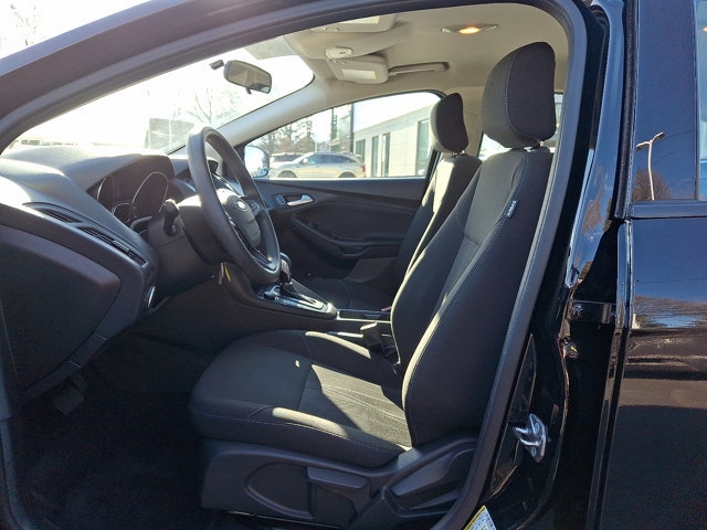 Used 2018 Ford Focus SE w/ SE Appearance Package image 12