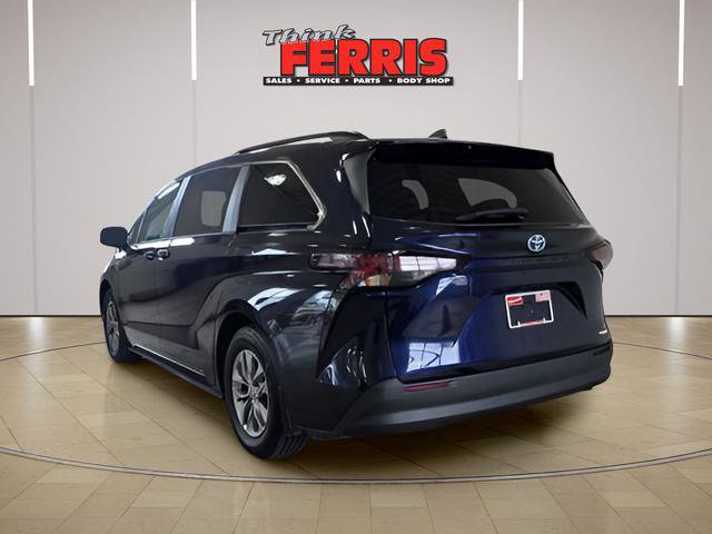 Used 2023 Toyota Sienna LE image 3