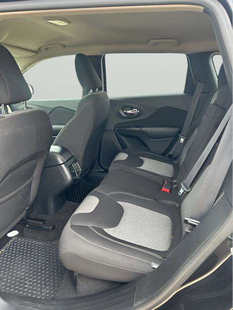 Used 2016 Jeep Cherokee Sport FWD image 15