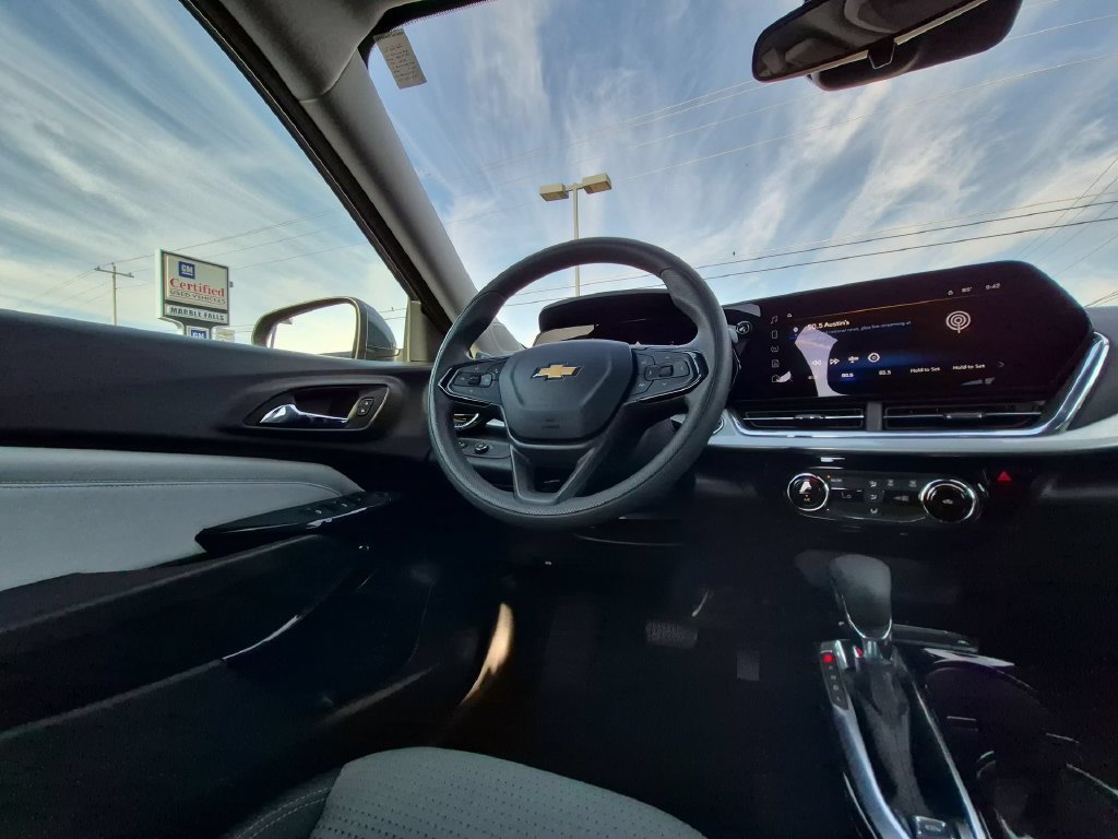 Certified 2025 Chevrolet Trax LT FWD image 8