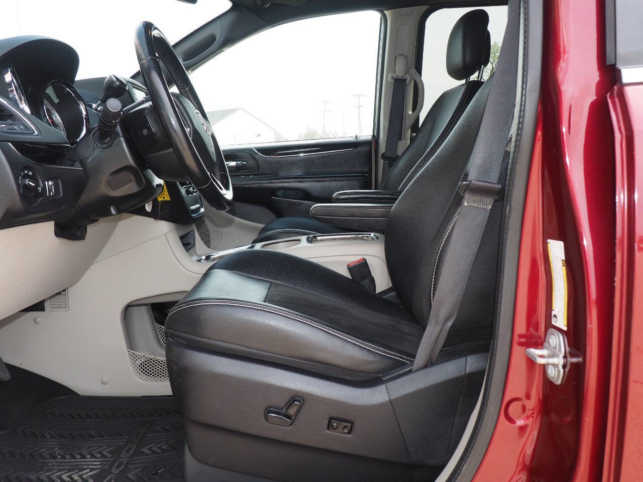Used 2020 Dodge Grand Caravan SXT FWD image 9