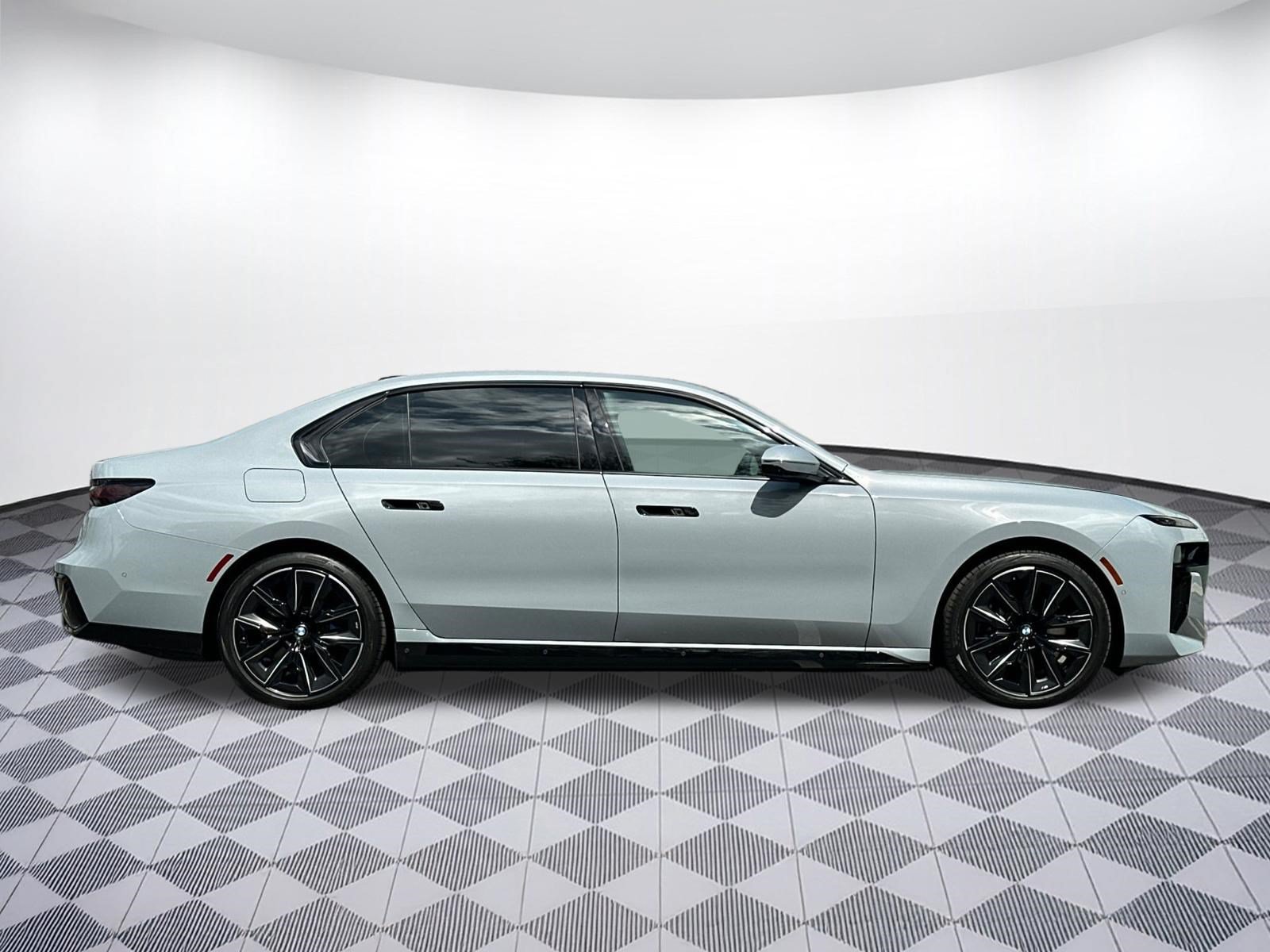 Used 2025 BMW i7 xDrive60 w/ Executive Package AWD/4WD image 8