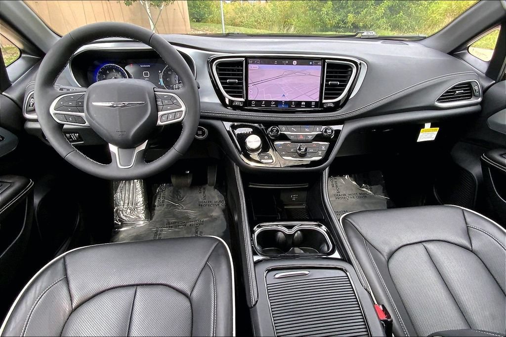 Used 2026 Chrysler Pacifica Limited FWD image 14