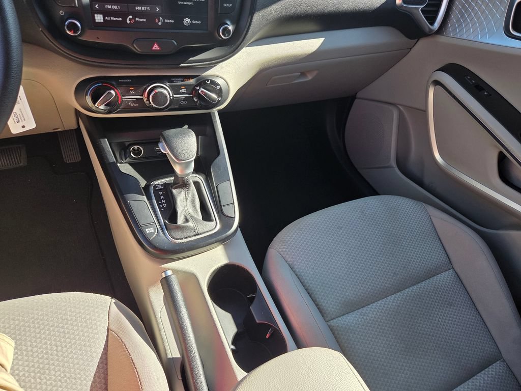 Used 2025 Kia Soul LX w/ LX Technology Package FWD image 21