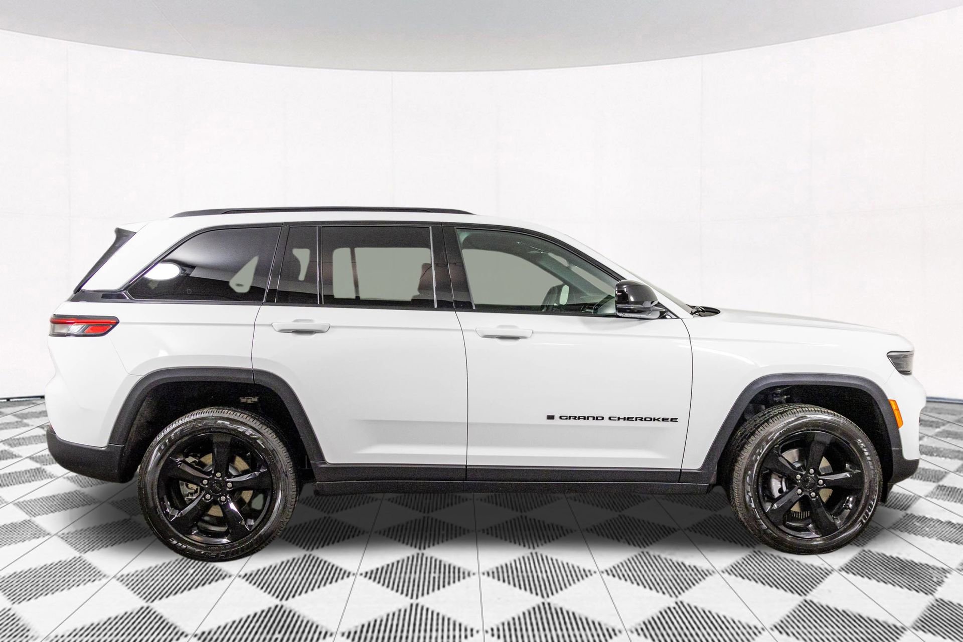 New 2025 Jeep Grand Cherokee Laredo image 6