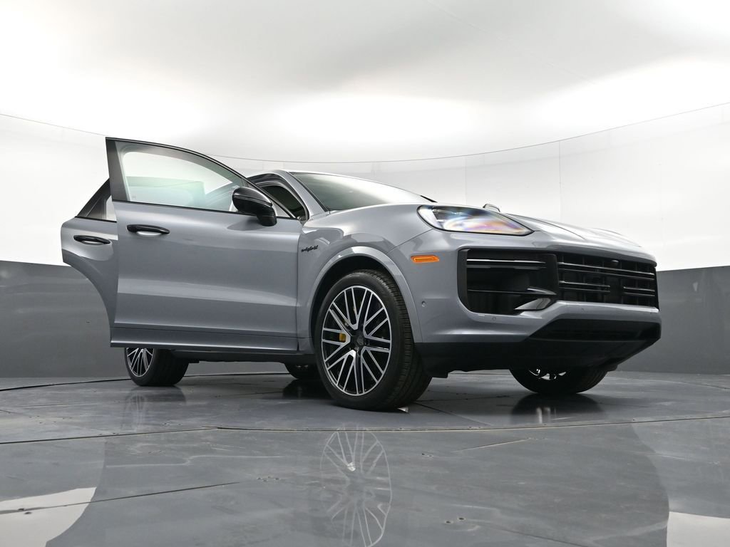 Certified 2025 Porsche Cayenne Turbo AWD/4WD image 38