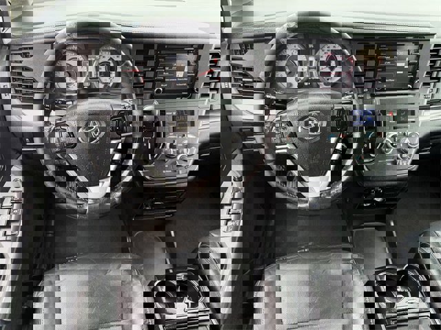 Used 2018 Toyota Sienna SE image 12