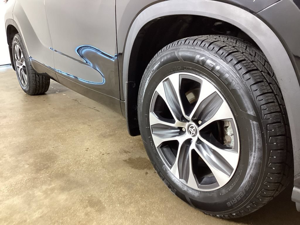 Used 2022 Toyota Highlander XLE AWD/4WD image 6