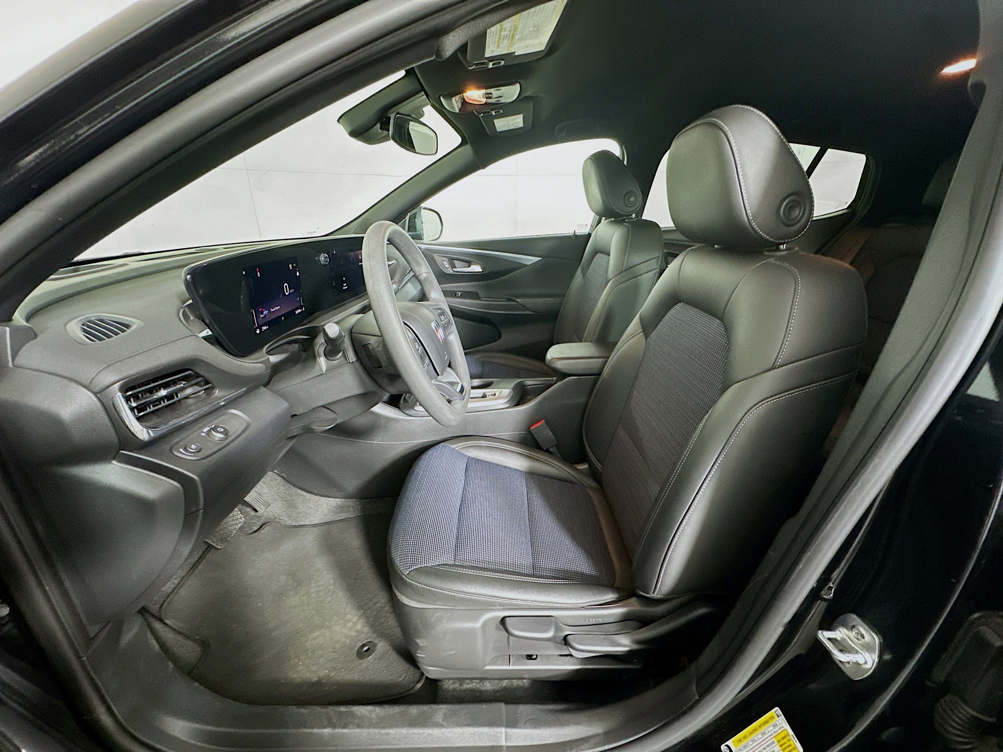 Used 2025 Buick Envista Preferred image 13