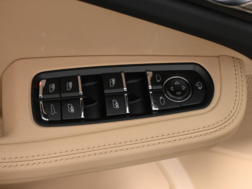 Used 2026 Porsche Macan AWD/4WD image 34