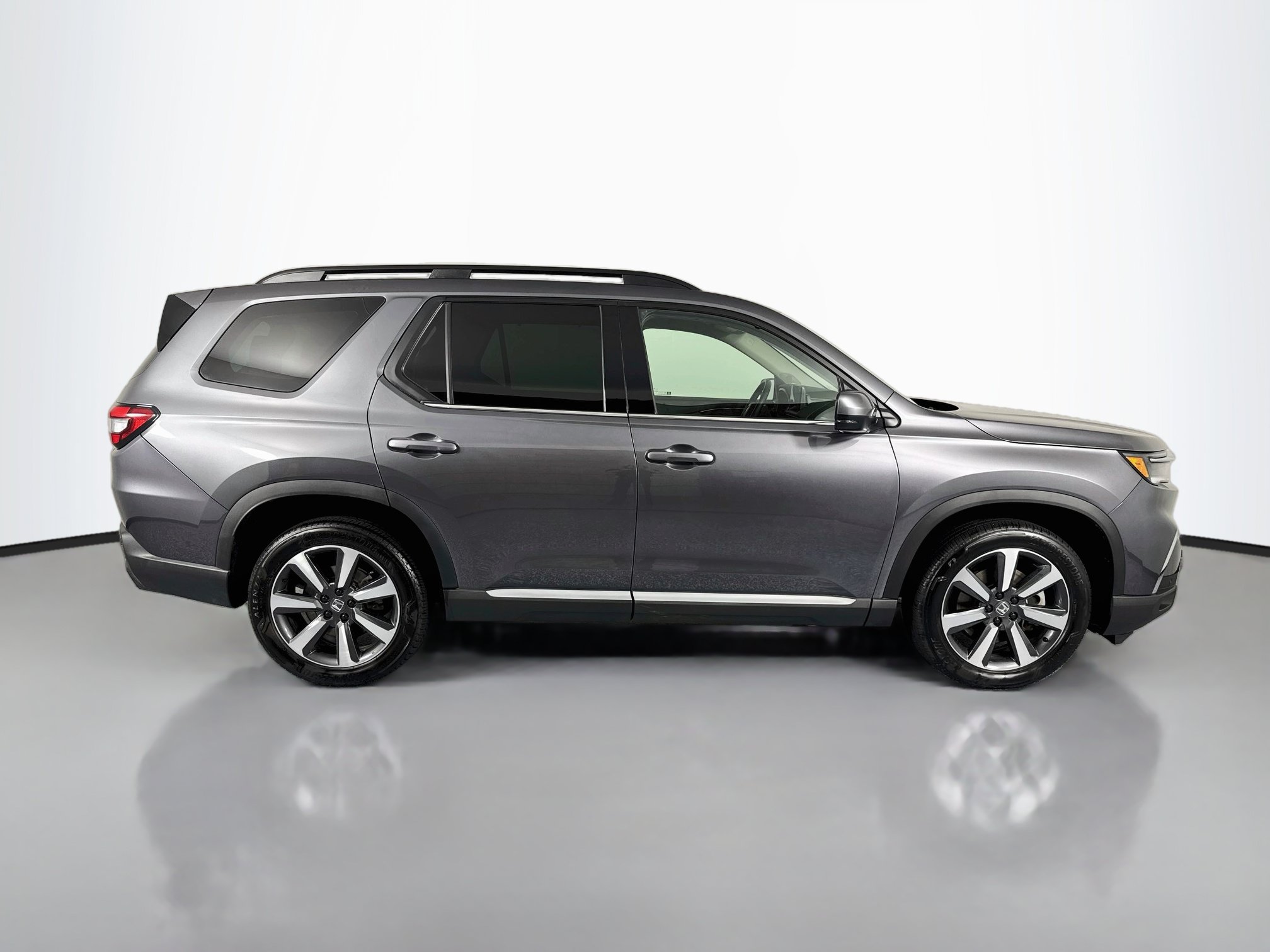 Certified 2025 Honda Pilot Touring image 4