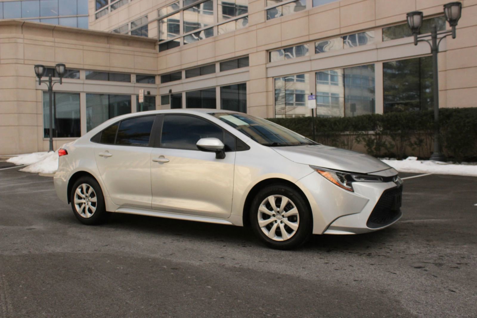Used 2021 Toyota Corolla LE image 2