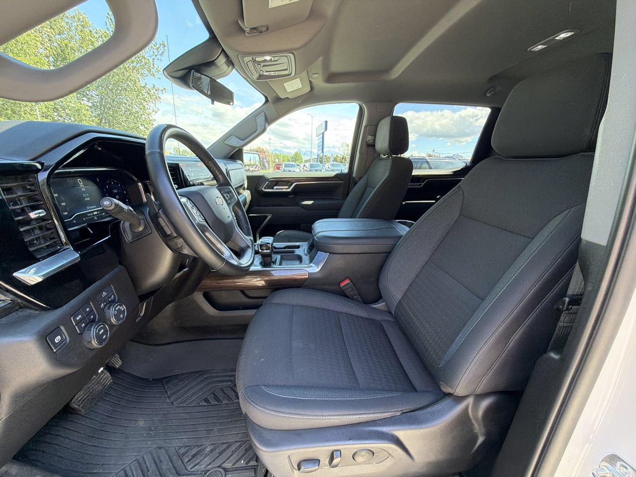 Used 2025 Chevrolet Silverado 1500 LT AWD/4WD image 13