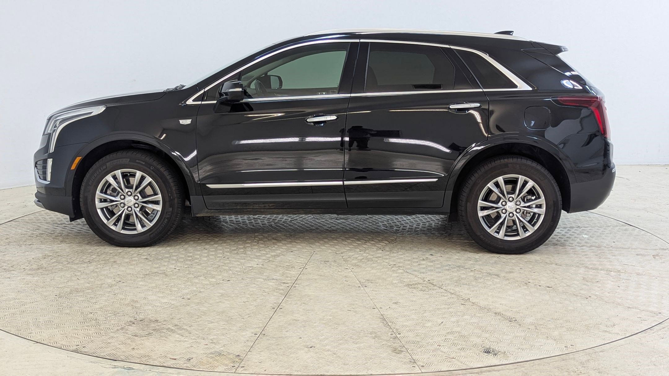 Certified 2023 Cadillac XT5 Premium Luxury image 2