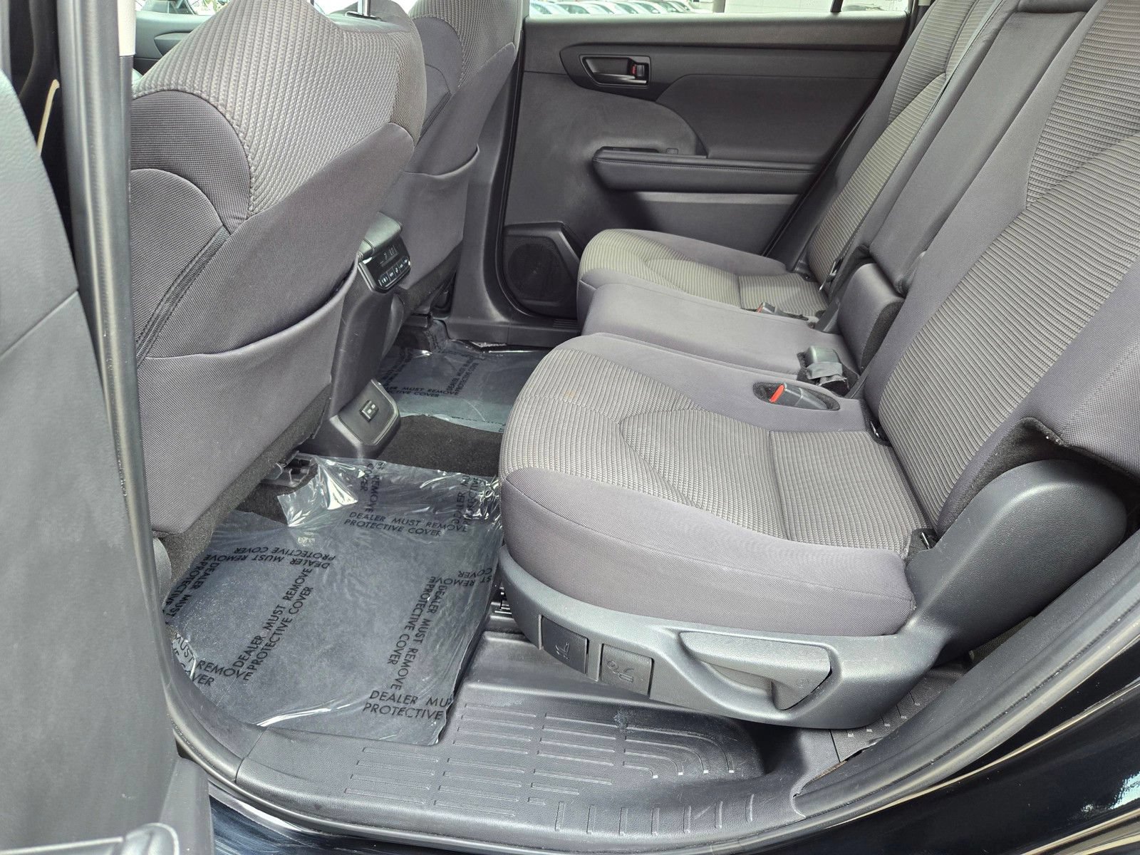 Used 2024 Toyota Highlander LE AWD/4WD image 10
