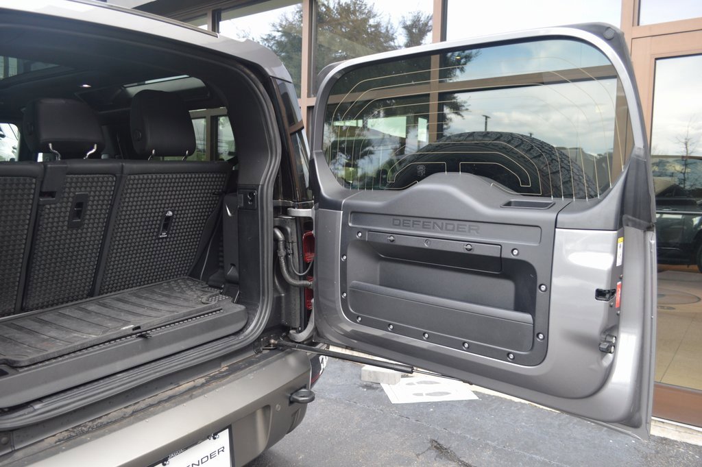 Used 2024 Land Rover Defender 90 X-Dynamic SE image 37