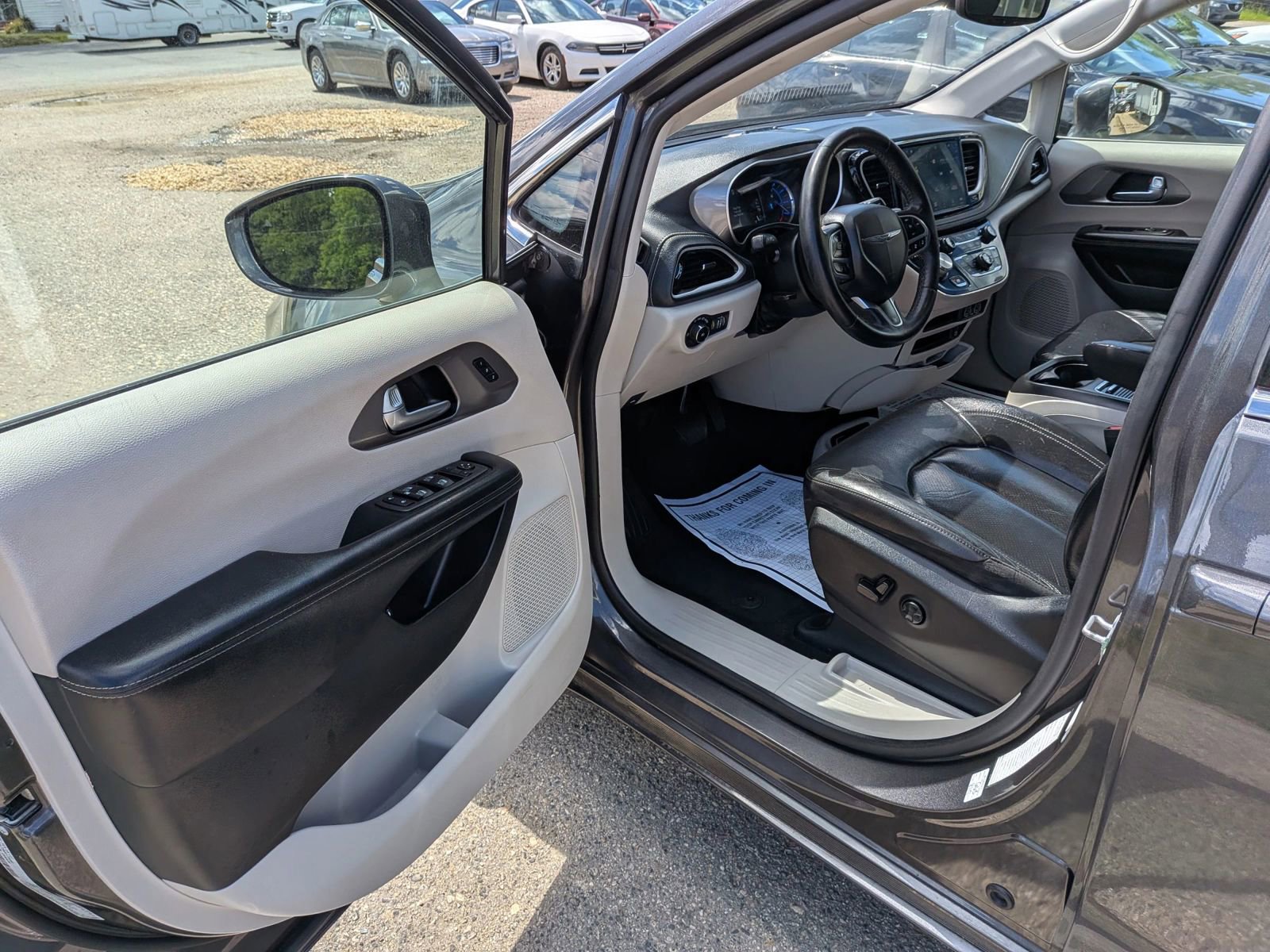 Used 2022 Chrysler Pacifica Touring-L w/ Uconnect Theater Family Group FWD image 27