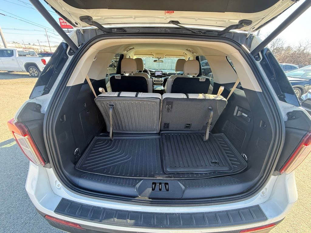 Used 2023 Ford Explorer XLT w/ Equipment Group 202A AWD/4WD image 14