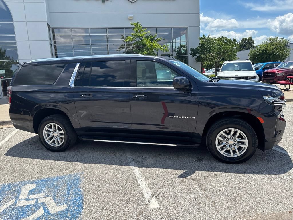 Used 2024 Chevrolet Suburban LT AWD/4WD image 31