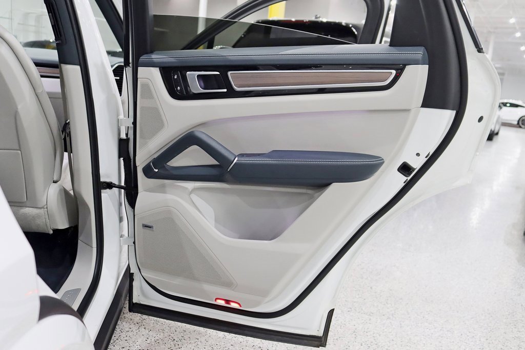 Used 2023 Porsche Cayenne Platinum Edition image 37