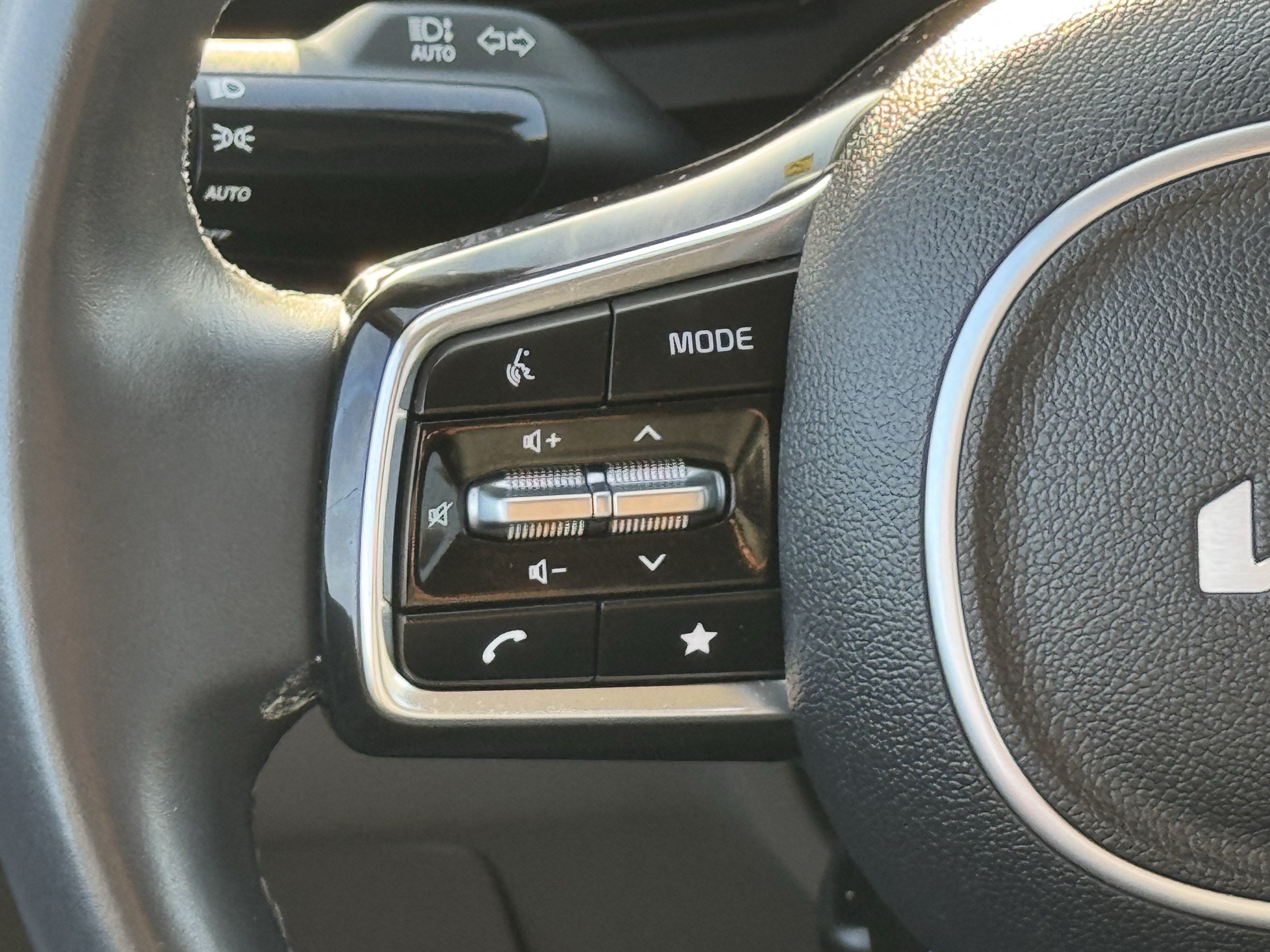 Used 2025 Kia Carnival FWD image 13