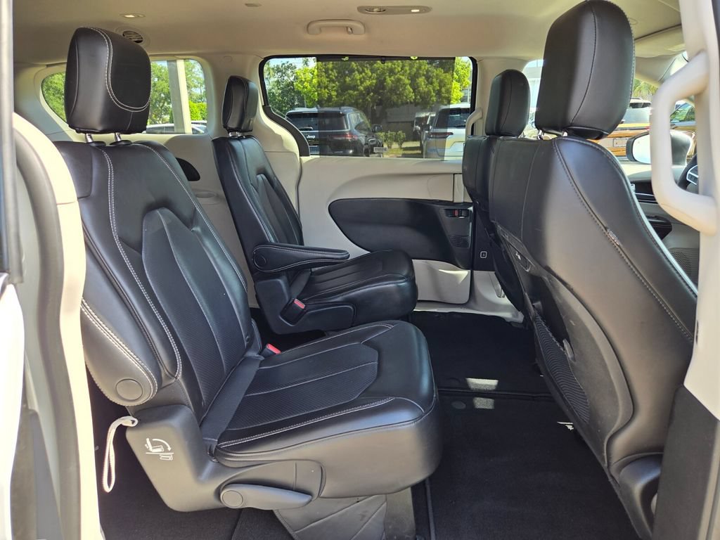 Used 2023 Chrysler Pacifica Touring-L FWD image 18