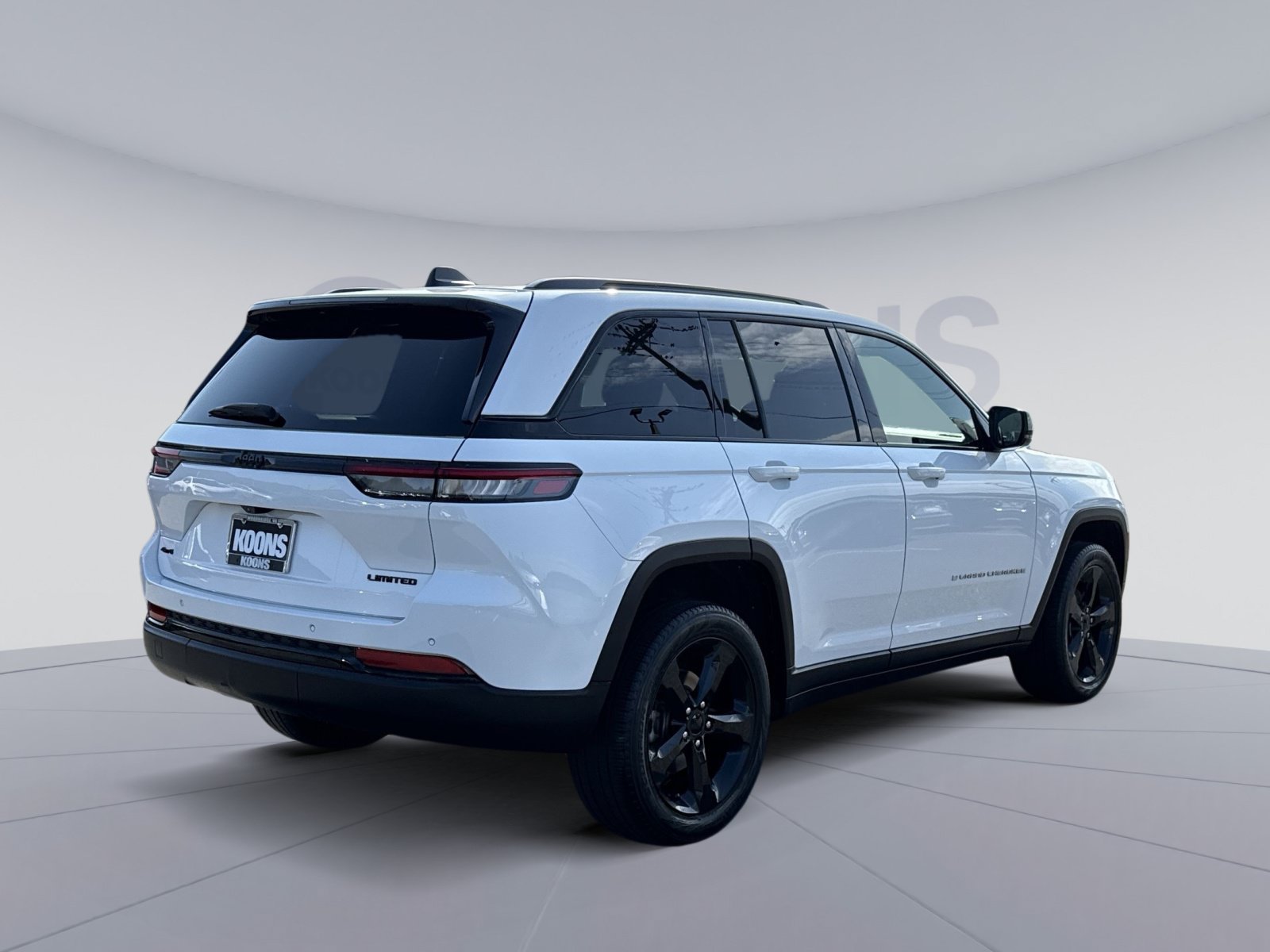 Used 2024 Jeep Grand Cherokee Limited w/ Black Appearance Package AWD/4WD image 7