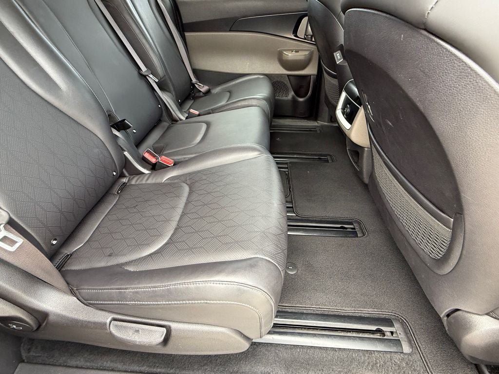 Used 2025 Kia Carnival FWD image 11