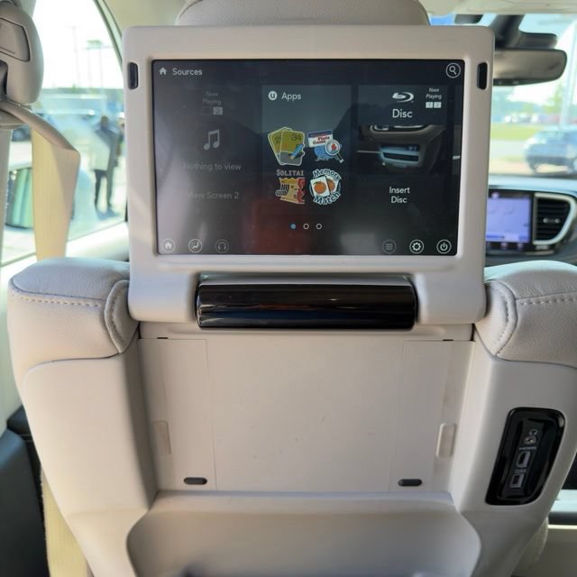 Used 2021 Chrysler Pacifica Touring-L w/ Uconnect Theater Family Group FWD image 18