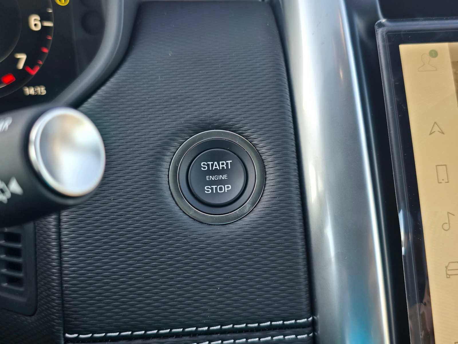 New 2025 Land Rover Discovery Dynamic SE image 31