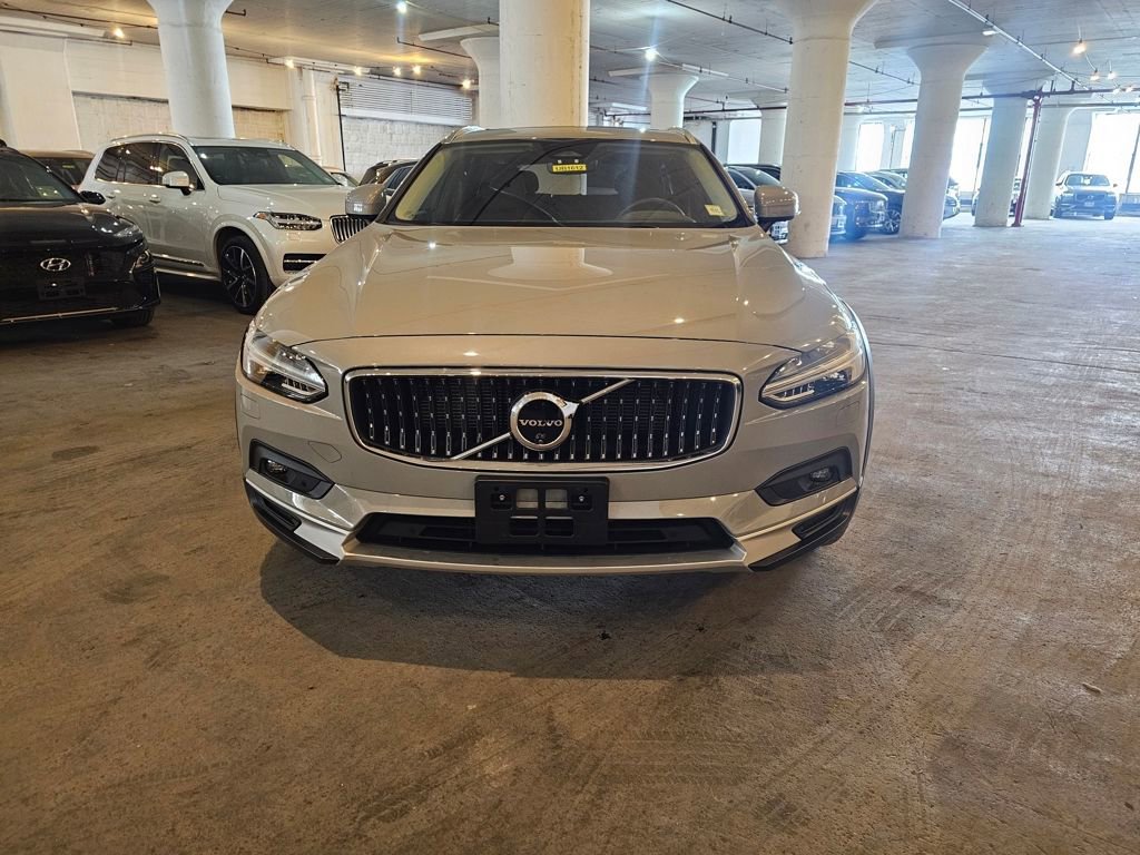 Certified 2025 Volvo V90 B6 Cross Country Plus AWD/4WD image 6
