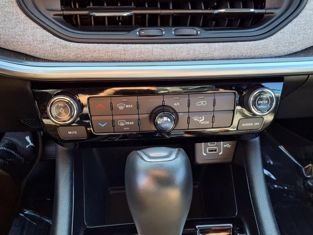 Used 2024 Jeep Compass Latitude w/ Sun and Sound Group AWD/4WD image 10