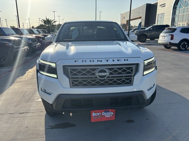 Used 2024 Nissan Frontier SL image 2