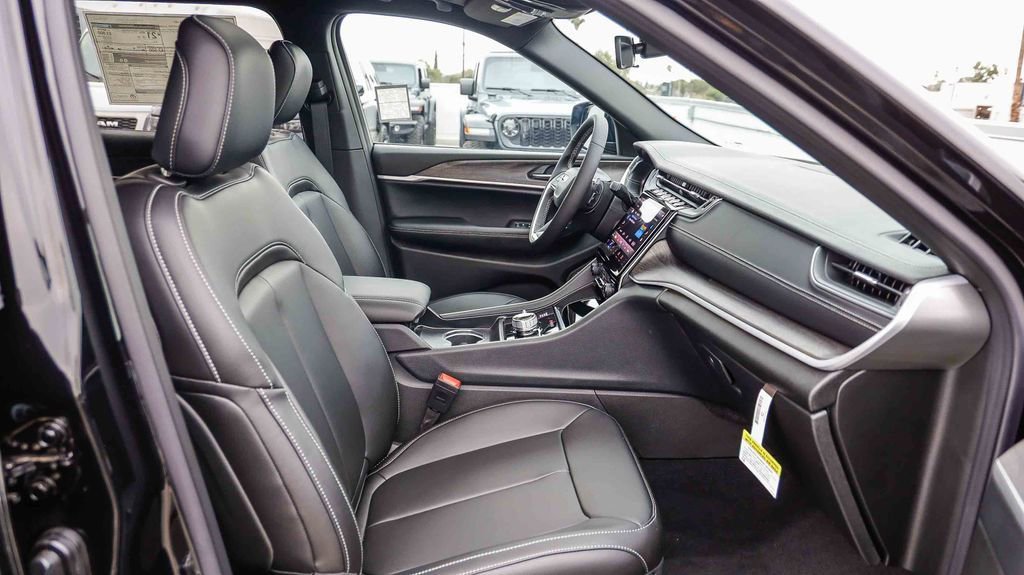 New 2025 Jeep Grand Cherokee L Limited w/ Black Appearance Package image 18