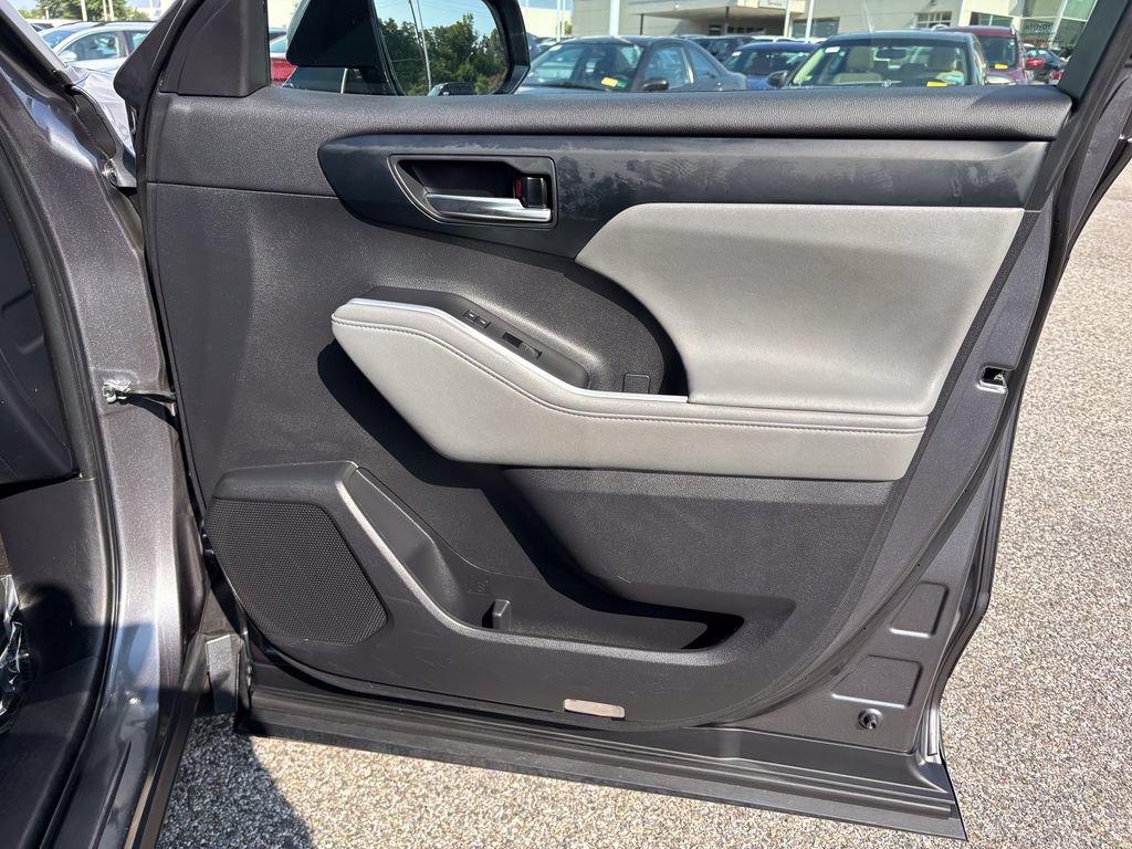 Certified 2024 Toyota Highlander XLE FWD image 42