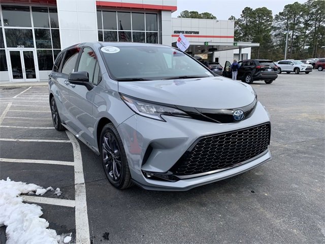 Used 2025 Toyota Sienna XSE image 2