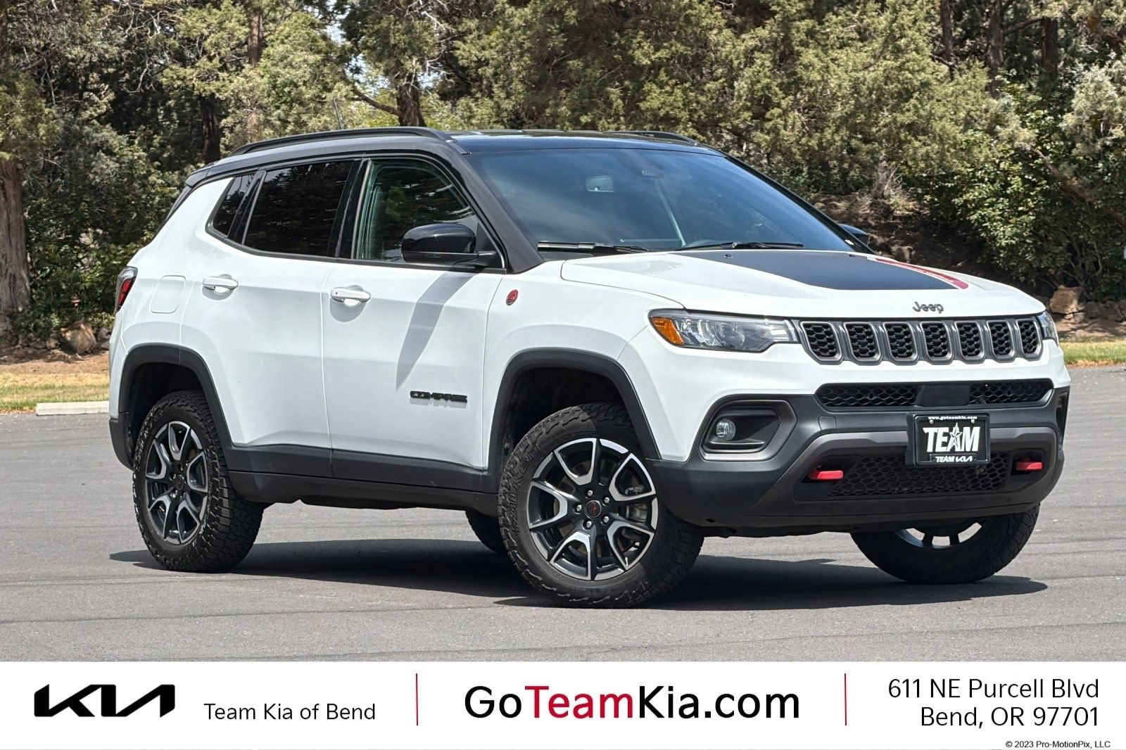Used 2025 Jeep Compass Trailhawk AWD/4WD image 1