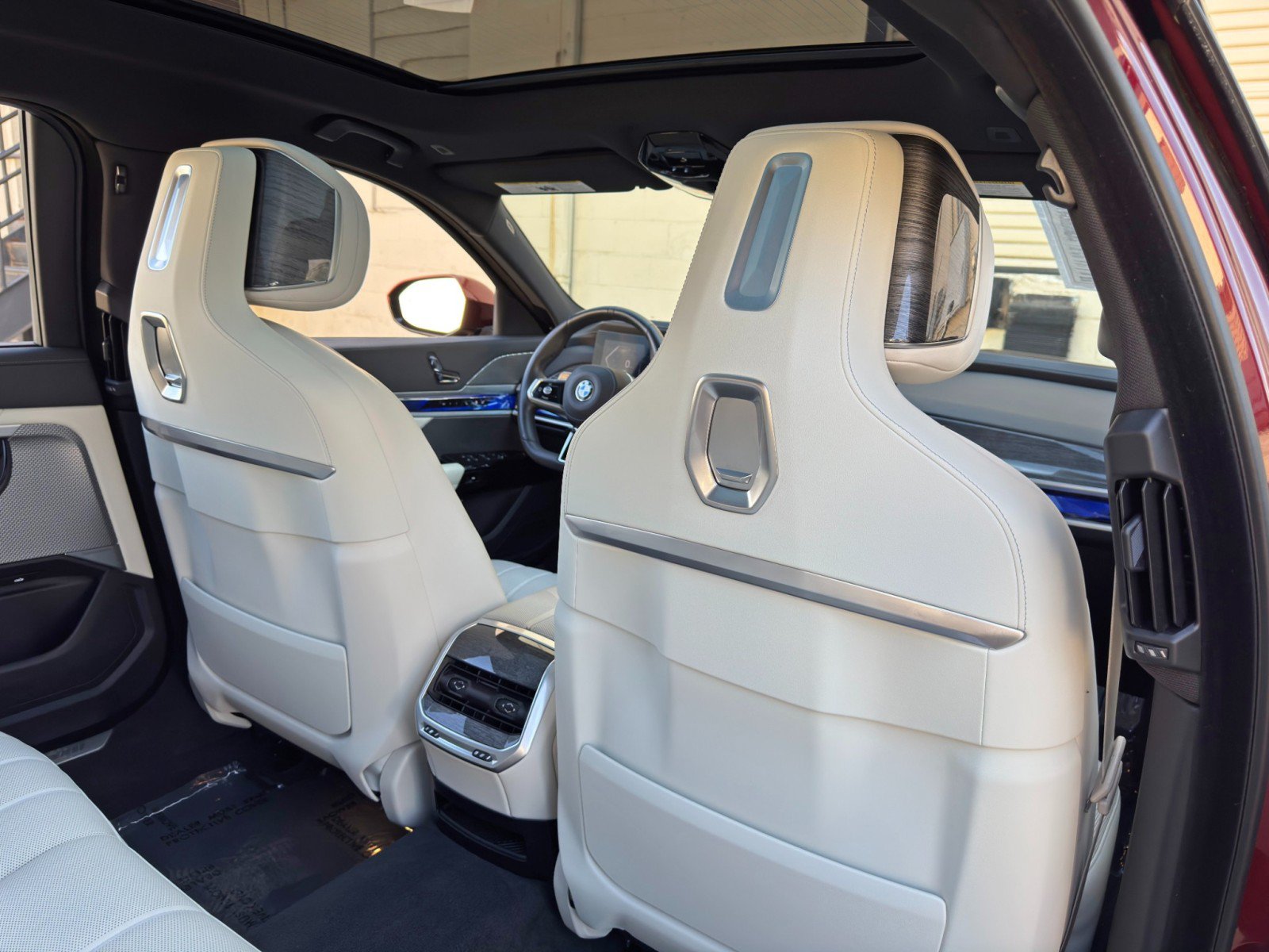 Used 2023 BMW 760i xDrive AWD/4WD image 44